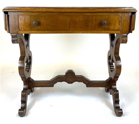 Tavolo a bandelle da centro in legno, cassetto nella fascia, montanti sagomati