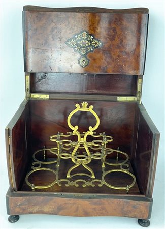 Cofanetto porta liquori impiallacciato in radica ed intarsiato in legni vari e