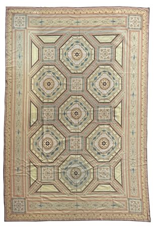 Tappeto piccolo punto, recente manifattura. Decoro a riserve geometriche nei to