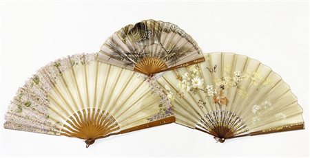 Lotto di tre ventagli con stecche in legno inciso, intagliato, argentato e dora