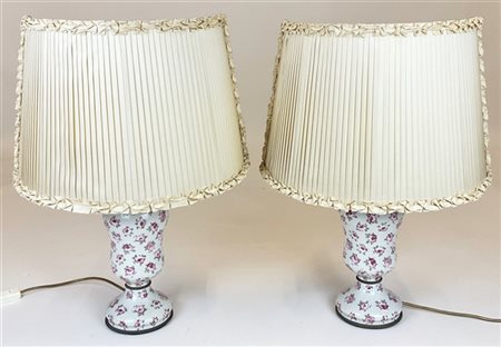 Coppia di abat-jour in porcellana dipinta in policromia a fiori (h tot. cm 64)