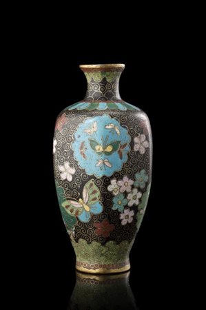 Vaso a smalto cloisonné polilobato a fondo nero e decori floreali

Cina, secolo