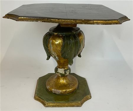 Tavolino in legno intagliato, dorato e dipinto, sostegno a balaustro, base sago