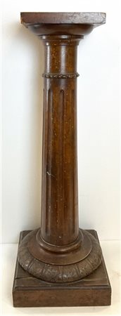 Colonna portavaso in legno intagliato, fusto scanalato, base squadrata (h. cm 1