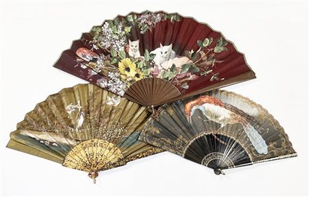 Lotto di tre ventagli con stecche in legno, laccato e dorato con pagine in cart