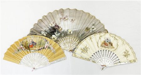 Arte del secolo XIX. Lotto di tre ventagli con stecche in madreperla incisa, do