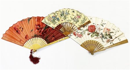 Lotto di tre ventagli con stecche in legno intagliato, laccato e dorato con pag