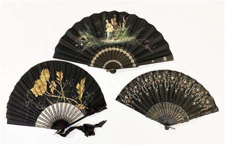 Lotto di tre ventagli con stecche in legno intagliato e dorato con pagine in te