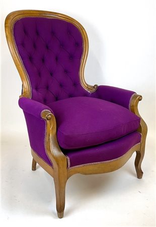 Bergère con braccioli terminanti a ricciolo. Seduta e schienale imbottiti e riv