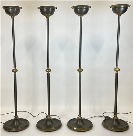 Quattro lampade da terra in ottone (cm 180,5) (difetti)