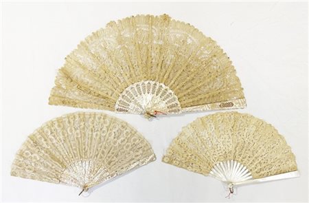 Arte del secolo XIX. Lotto di tre ventagli con stecche in osso e madreperla inc