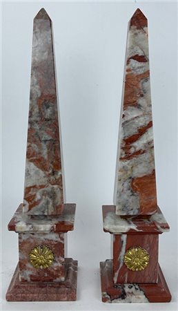 Coppia di obelischi in marmo, applicazioni in bronzo a rosette (h. cm 31,5) (di