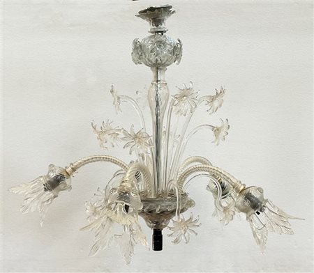 Manifattura di Murano. Lampadario a quattro luci in vetro incolore decorato a f