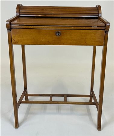 Piccolo scrittoio con piano apribile a libro e alzata a rullo celante vani, cas