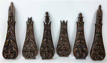 Gruppo di sei fregi in legno intagliato con decoro a volute fogliate (L. max cm