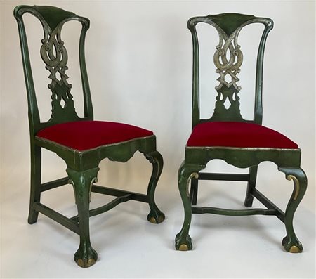 Coppia di sedie in legno laccato verde in parte dorato e argentato, alto schien