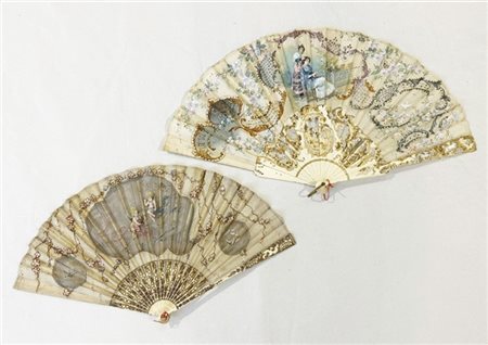 Arte del secolo XIX. Lotto di due ventagli con stecche in osso inciso, traforat