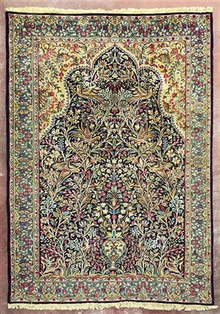 Tappeto preghiera Kirman, Persia, secolo XX. Mirab decorati da vaso e rami fior
