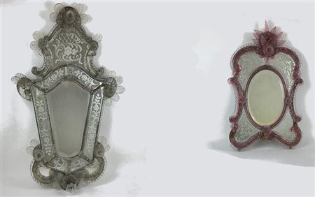 Manifattura di Murano. Lotto composto da due diverse specchiere in vetri soffia