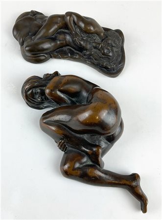 Lotto composto da due sculture in bronzo di diverse misure raffiguranti scene e