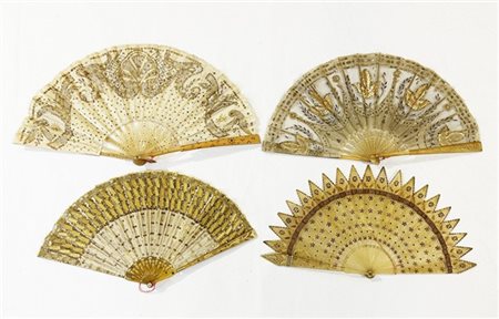 Lotto di quattro ventagli con stecche in bachelite con pagine in tessuto dipint