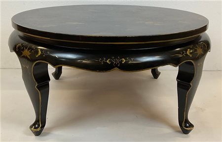 Tavolino in legno laccato con decori a paesaggi con pagode e figure 
Giappone,
