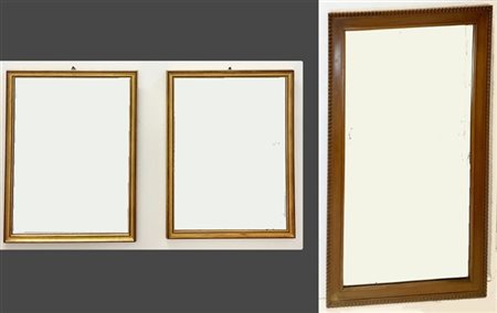 Lotto composto da una specchiera di forma rettangolare con cornice in legno dec