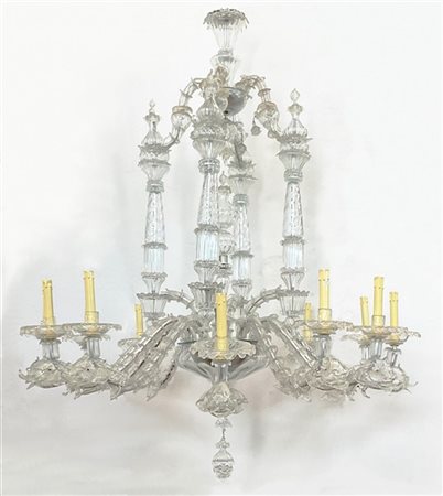 Manifattura di Murano, secolo XX. Lampadario in vetro incolore a dodici luci di