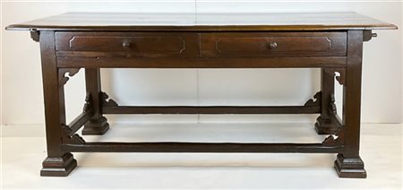 Tavolo con piano rettangolare a due cassetti nella fascia, gambe riunite da tra