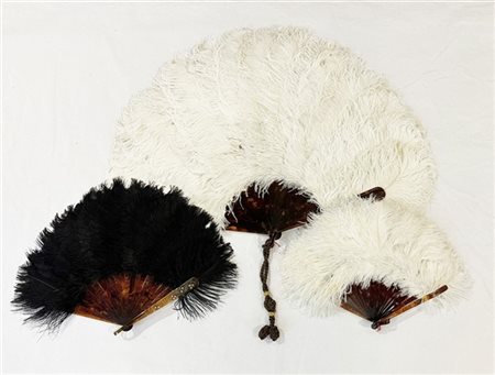 Lotto di tre ventagli con stecche in bachelite a finta tartaruga con piume di s