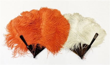 Lotto di due ventagli con stecche in bachelite a finta tartaruga e monogrammi i