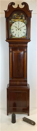 Orologio a cassalunga in legno con mostra dipinta a scene popolari.
Quadrante a