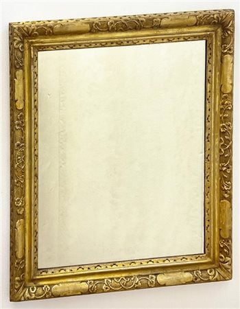 Antica specchiera in legno intagliato e dorato a mecca di forma rettangolare co