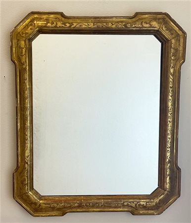 Specchiera a vassoio in legno dorato e bulinato a profilo mistilineo. Secolo XI