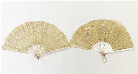 Arte del secolo XIX. Lotto di due ventagli con stecche in madreperla e pagine i