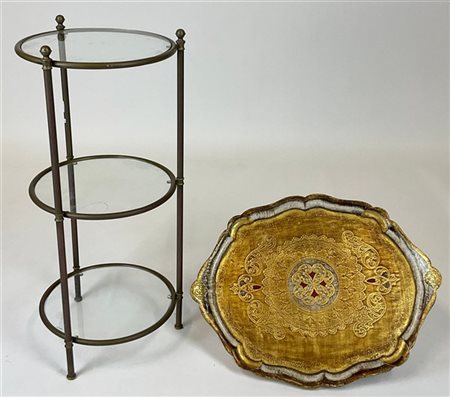 Lotto composto da un tavolino in ottone con tre ripiani circolari in vetro unit