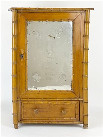 Diorama di abitazione a due piani entro mobile vetrina in bambù (cm 42x62x20) (