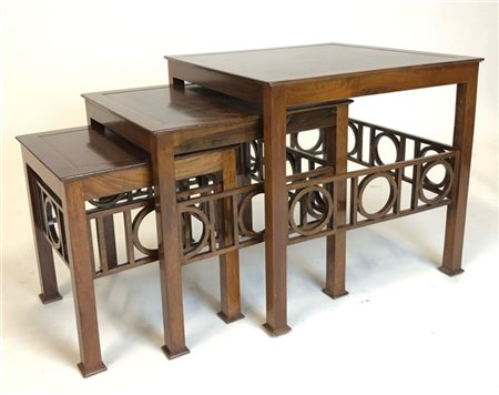 Tavolini a nido con fasce traforate a motivo geometrico (cm max 51,5x49,5x51,5)