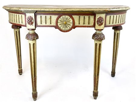 Console in legno intagliato e dipinto, fascia centrata da rosone e gambe scanal