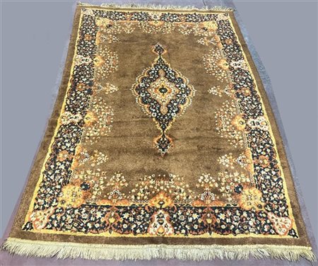 Lotto composto da due tappeti meccanici in lana con disegni orientali (difetti)