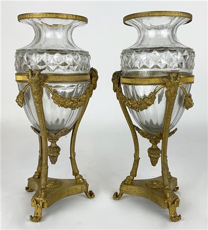 Coppia di vasi in cristallo molato con montatura in bronzo dorato a testa di ca