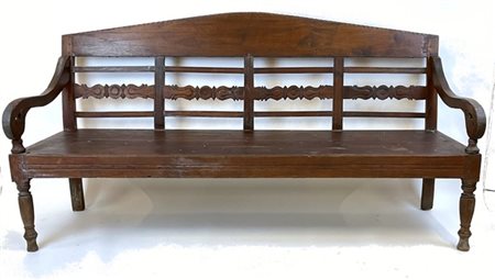 Divano in legno intagliato con schienale traforato a cartelle, braccioli a ricc