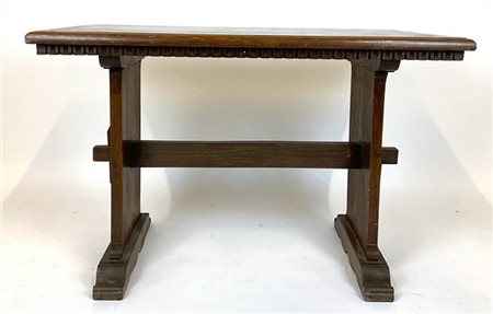 Tavolino in legno, montanti riuniti da traversa, cornice dentellata sottopiano