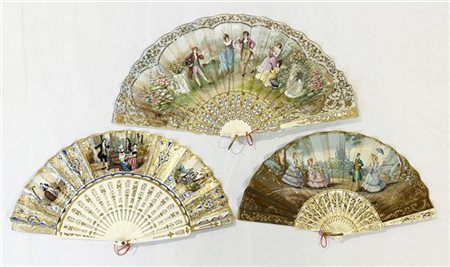 Lotto di tre ventagli con stecche in osso inciso, traforato e dipinto con pagin
