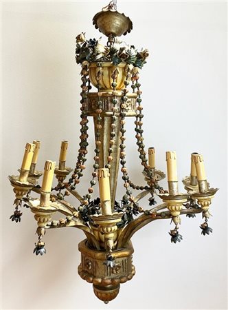 Lampadario a dieci luci in legno e metallo dorato, con pendenti e decorazioni a