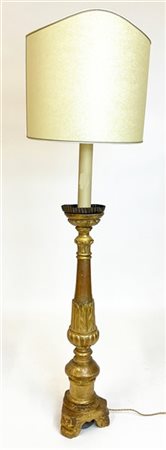 Antico portacero in legno intagliato e dorato con base tripode. Montato a lampa