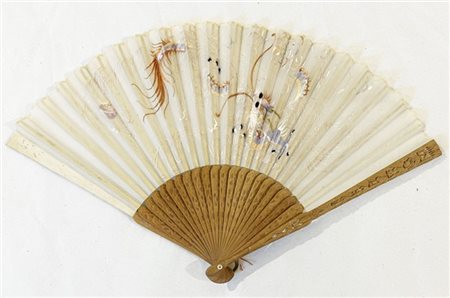 Cina, secolo XIX. Ventaglio con stecche in legno intagliato con decori stilizza