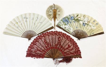 Arte del secolo XIX. Lotto di quattro ventagli con stecche in legno inciso, arg