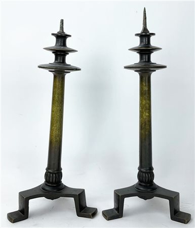 Coppia di portaceri in bronzo con sostegno a colonna su base tripode. Secolo XI