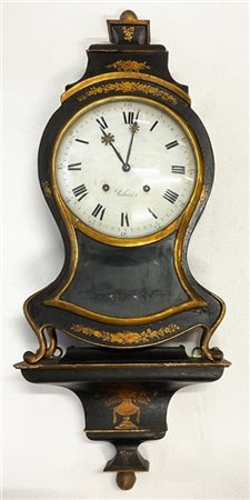 Pendola del tipo Neuchatelois in legno laccato e dorato. Quadrante in smalto bi